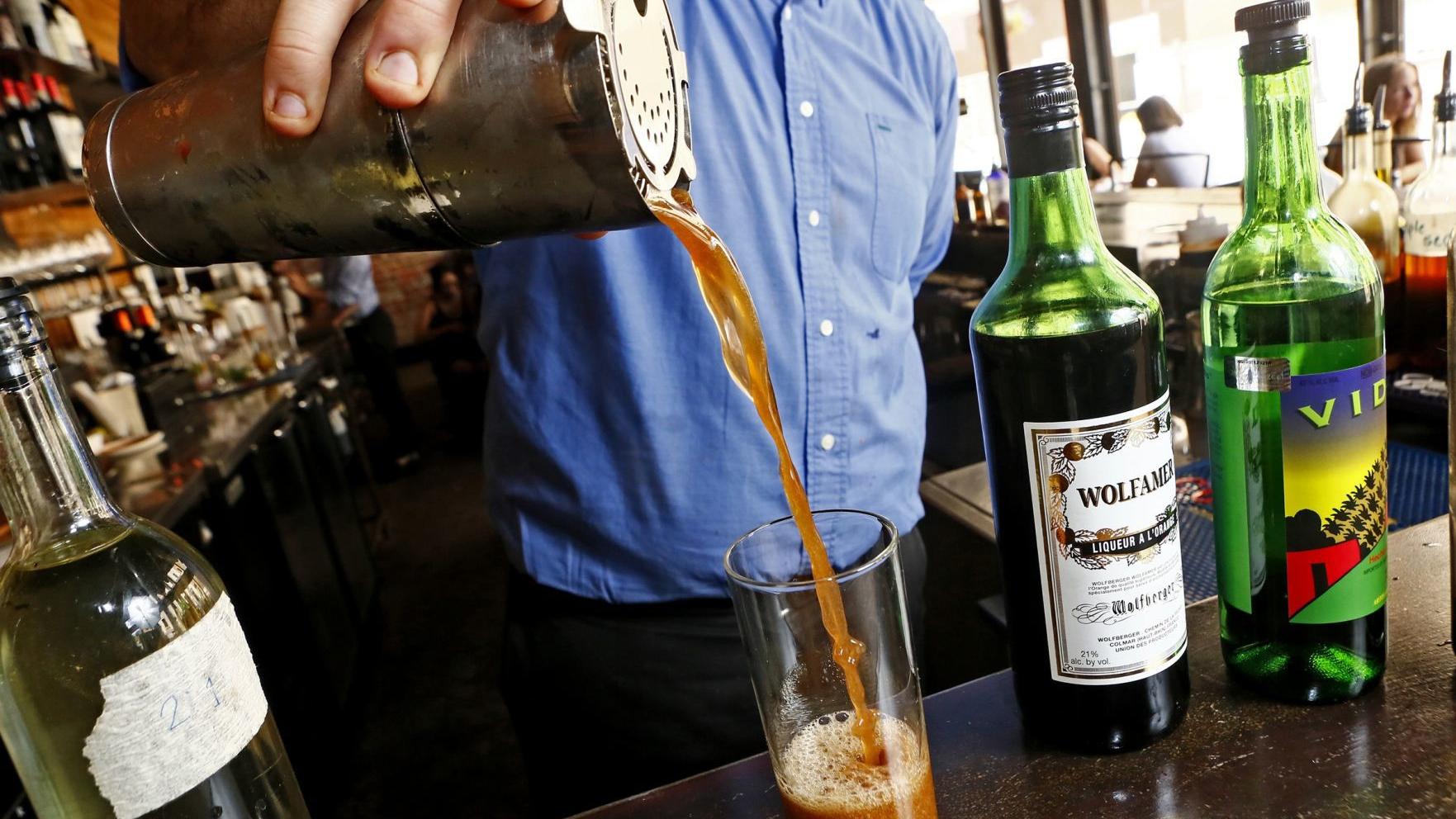 Waiters, bartenders worry that proposed rule to pool tips will hit pay